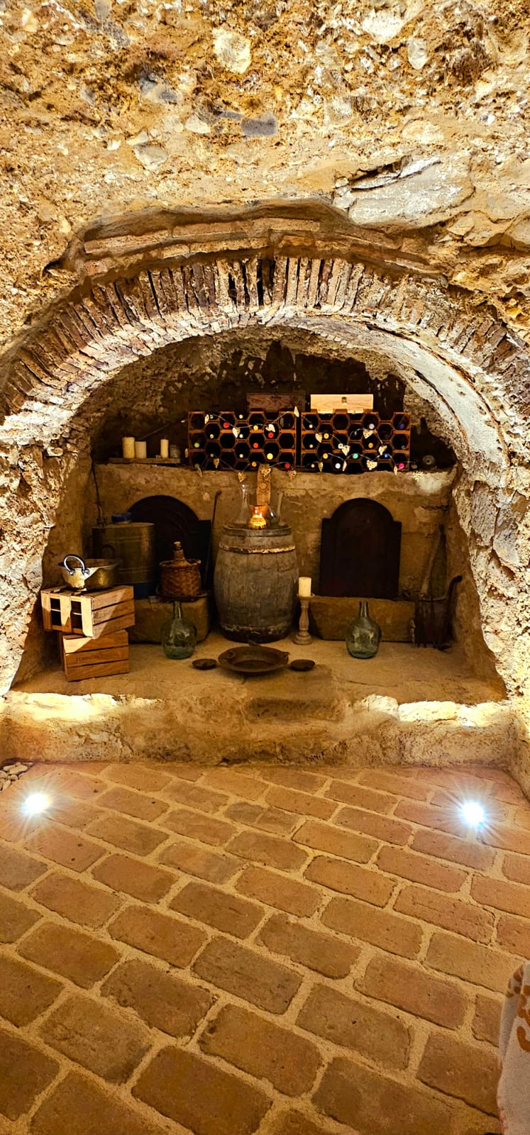 legado de ugarte alojamientos rurales bodega cueva arco botellero laguardia - Legado de Ugarte ofrece casas rurales y apartamentos con encanto en Laguardia, corazón de la Rioja Alavesa. Dispones de casa rural por habitaciones en la Calle Mayor y alojamientos de alquiler íntegro con jardín y barbacoa, ideales para parejas, familias y grupos que quieren disfrutar de enoturismo y del casco histórico medieval. Habitaciones y apartamentos amplios, con baño privado, WiFi y todas las comodidades para una estancia tranquila entre viñedos. Tu alojamiento rural en Laguardia para conocer bodegas, rutas del vino y los pueblos más bonitos de Rioja Alavesa. Bodega cueva con arco de ladrillo, botellero y barrica en alojamientos rurales.