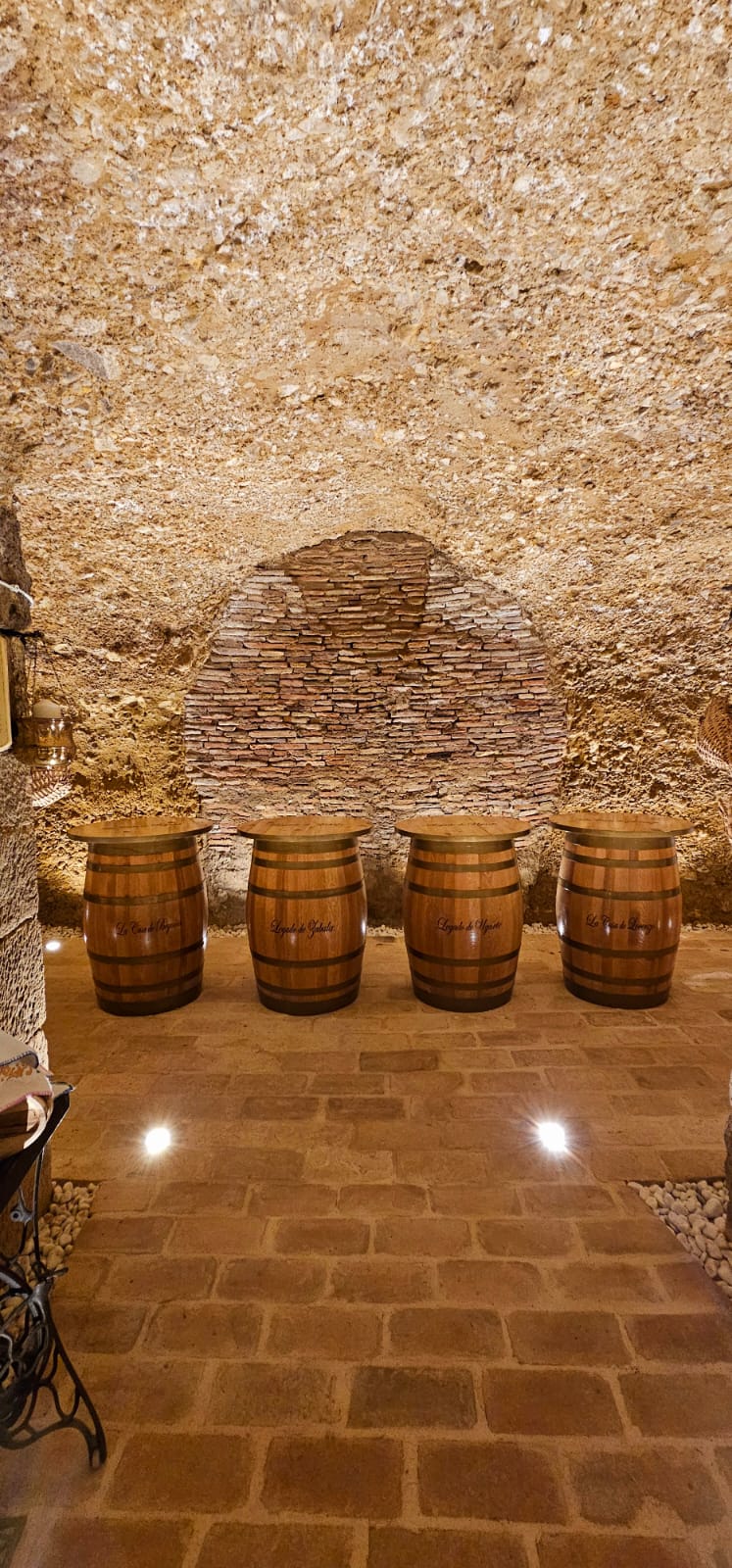 legado de ugarte alojamientos rurales bodega cueva barricas laguardia - Legado de Ugarte ofrece casas rurales y apartamentos con encanto en Laguardia, corazón de la Rioja Alavesa. Dispones de casa rural por habitaciones en la Calle Mayor y alojamientos de alquiler íntegro con jardín y barbacoa, ideales para parejas, familias y grupos que quieren disfrutar de enoturismo y del casco histórico medieval. Habitaciones y apartamentos amplios, con baño privado, WiFi y todas las comodidades para una estancia tranquila entre viñedos. Tu alojamiento rural en Laguardia para conocer bodegas, rutas del vino y los pueblos más bonitos de Rioja Alavesa. Bodega cueva de piedra con cuatro barricas alineadas, en alojamientos rurales.